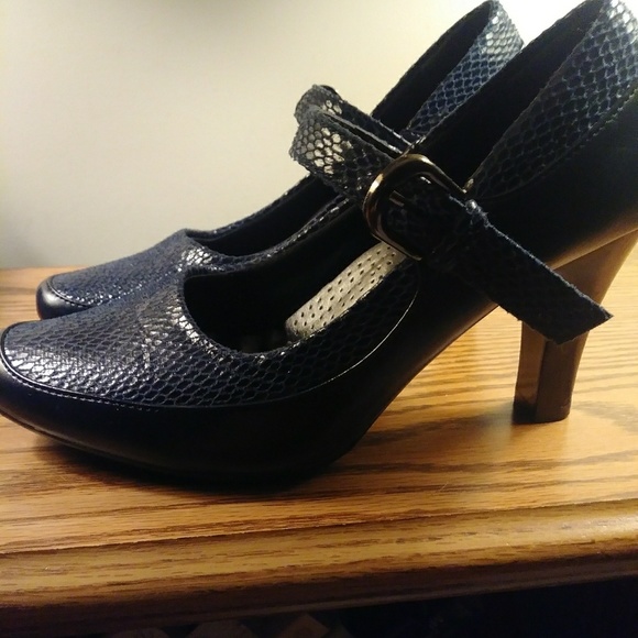 Rosolli Navy Heels - Picture 6 of 11